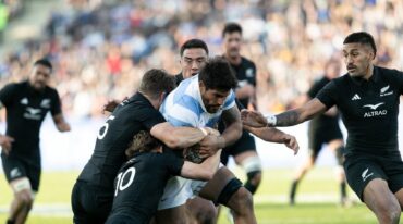 El tandilense Rodrigo Bruni es marcado con fervor por la defensa neozelandesa. Los Pumas no pudieron hacer prácticamente nada.