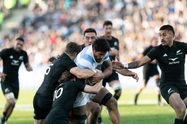 El tandilense Rodrigo Bruni es marcado con fervor por la defensa neozelandesa. Los Pumas no pudieron hacer prácticamente nada.