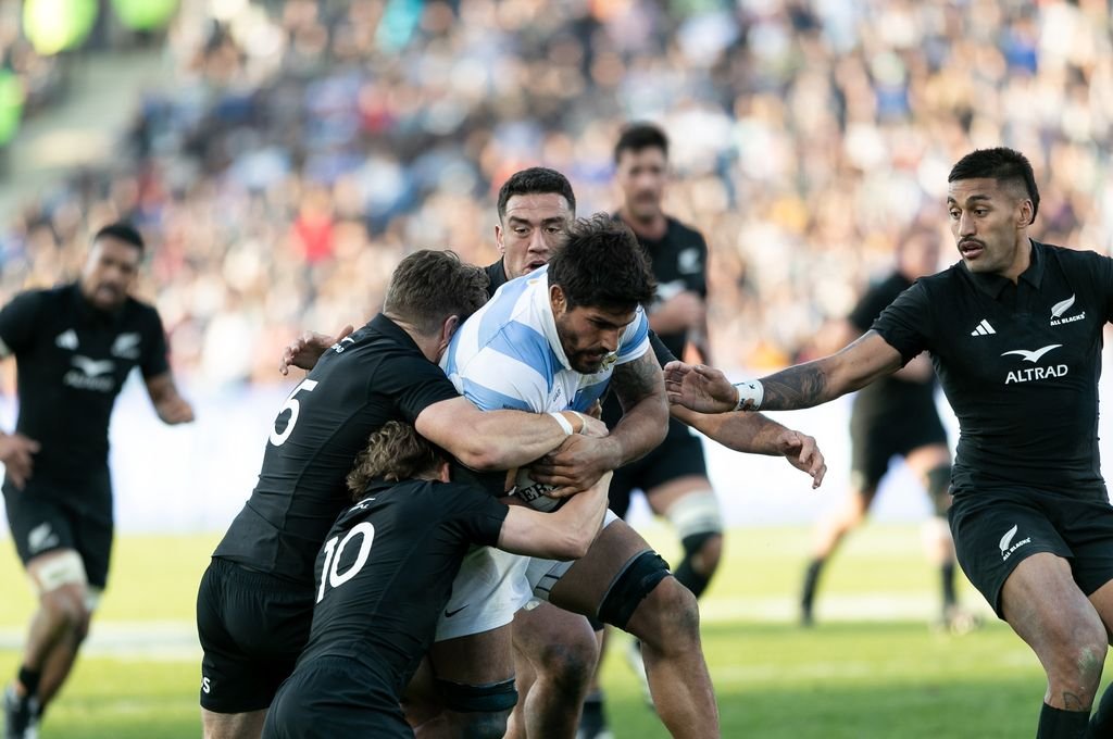 El tandilense Rodrigo Bruni es marcado con fervor por la defensa neozelandesa. Los Pumas no pudieron hacer prácticamente nada.