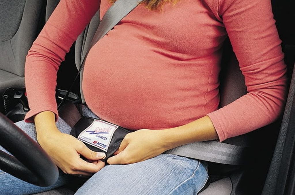 La correa horizontal del cinturón debe situarse por debajo del abdomen asegurando que quede ajustada a los huesos de la cadera y no se suba hacia el vientre. Gentileza