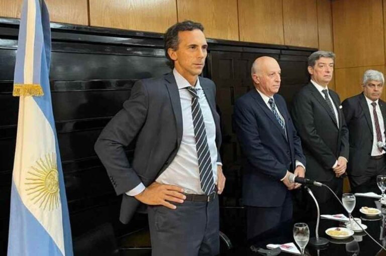 Aníbal Pineda (primero desde la izquierda) estuvo en la reunión en Gobernación.  Archivo.