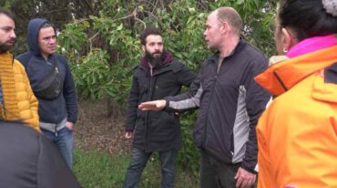 El director Luciano Romano y el actor Jorge Sesán recorren locaciones. Gentileza.