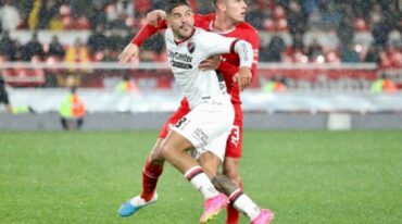 Jorge Recalde lucha la posición ante un defensor rojo. Gentileza: prensa Newell's Old Boys.