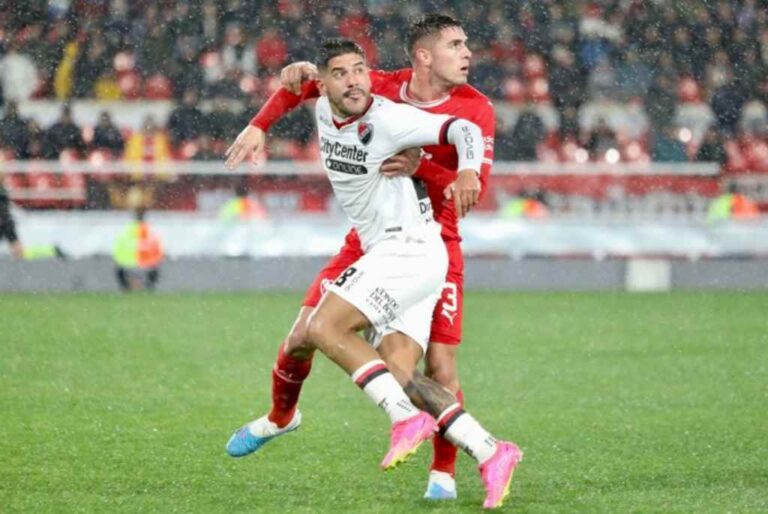 Jorge Recalde lucha la posición ante un defensor rojo. Gentileza: prensa Newell's Old Boys.
