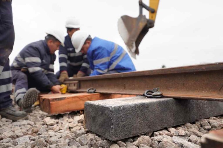 Para hacer un durmiente se utilizaron 1.200 botellas de lavandina o productos de limpieza de 1 litro