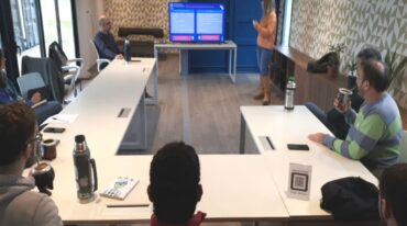 Especialistas brindaron una charla sobre vigilancia tecnológica e inteligencia estratégica.