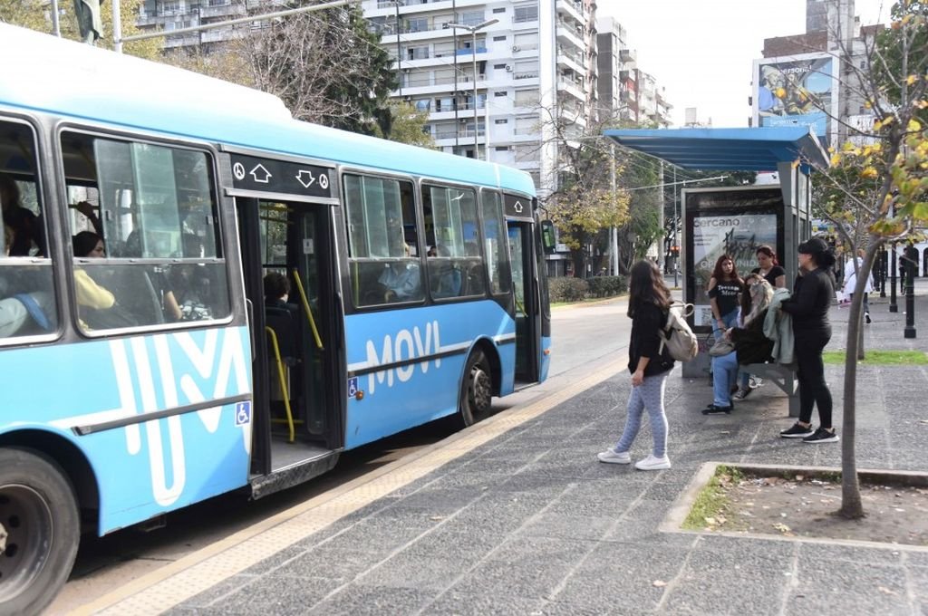 El funcionamiento para ambos servicios (gratuitos) será dentro del rango horario comprendido entre las 7 y las 23:30 hs para facilitar la movilidad de la ciudadanía y las autoridades de mesa a concurrir a los centros de votación. Quienes quieran utilizar las bicis públicas deberán inscribirse previamente al sistema