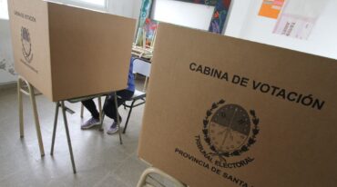 El actual senador Alcides Calvo buscará la reelección. Hoy compite en la interna con Natalia Geder