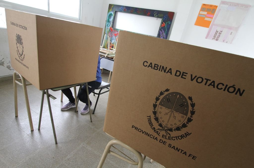El actual senador Alcides Calvo buscará la reelección. Hoy compite en la interna con Natalia Geder