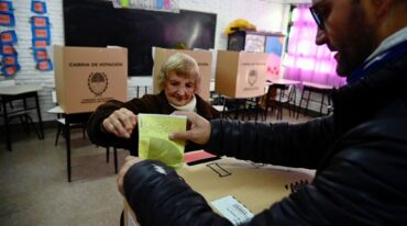 Bien temprano comenzó la llegada de los electores a las diferentes escuelas rosarinas. Marcelo Manera
