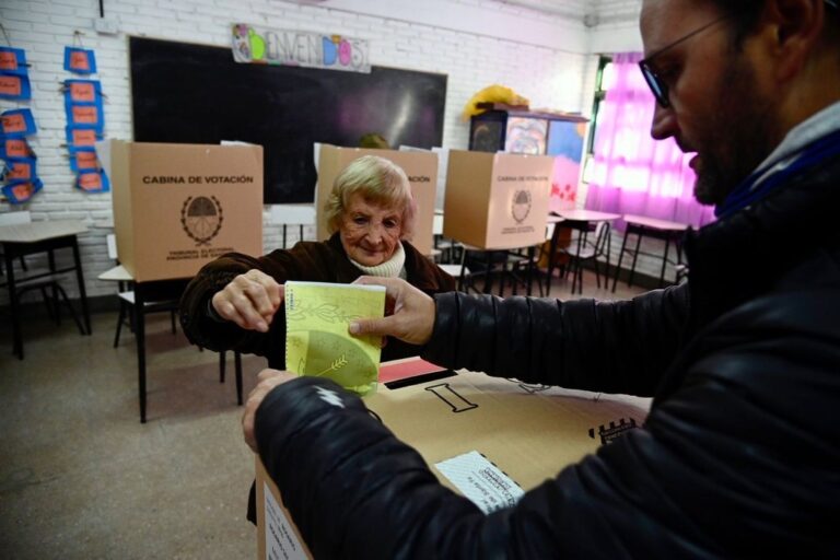 Bien temprano comenzó la llegada de los electores a las diferentes escuelas rosarinas. Marcelo Manera