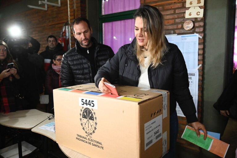 Losada votó en una escuela en Fisherton. Marcelo Manera.