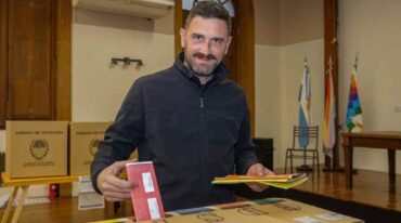 Estévez votó en la Facultad de Humanidades y Artes de la UNR. Gentileza.