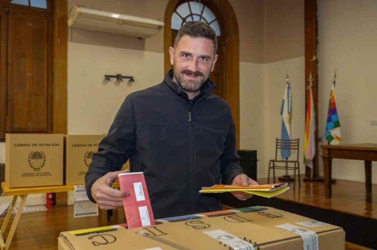 Estévez votó en la Facultad de Humanidades y Artes de la UNR. Gentileza.