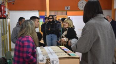 Con más del 50% de los votos la interna del PJ quedó en manos de Martín Franconi con el 89% de los sufragios frente a Gabriel Albarracín. En tanto para Unidos para Cambiar Santa Fe los votos se cuentan mesa por mesa. Allí Rodrigo Muller se impone a Cristian Cammisi con el 42.78% frente al 40.32%. La ex diputada nacional Ana Copes suma el 16% de los votos. Gentileza