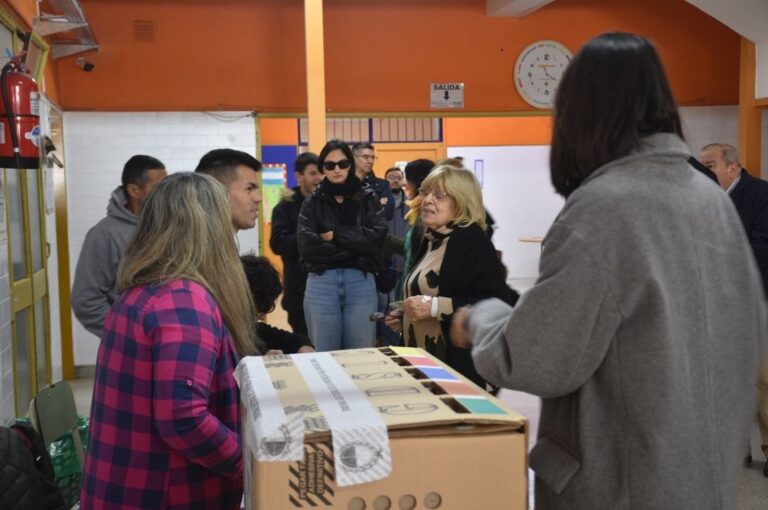 Con más del 50% de los votos la interna del PJ quedó en manos de Martín Franconi con el 89% de los sufragios frente a Gabriel Albarracín. En tanto para Unidos para Cambiar Santa Fe los votos se cuentan mesa por mesa. Allí Rodrigo Muller se impone a Cristian Cammisi con el 42.78% frente al 40.32%. La ex diputada nacional Ana Copes suma el 16% de los votos. Gentileza