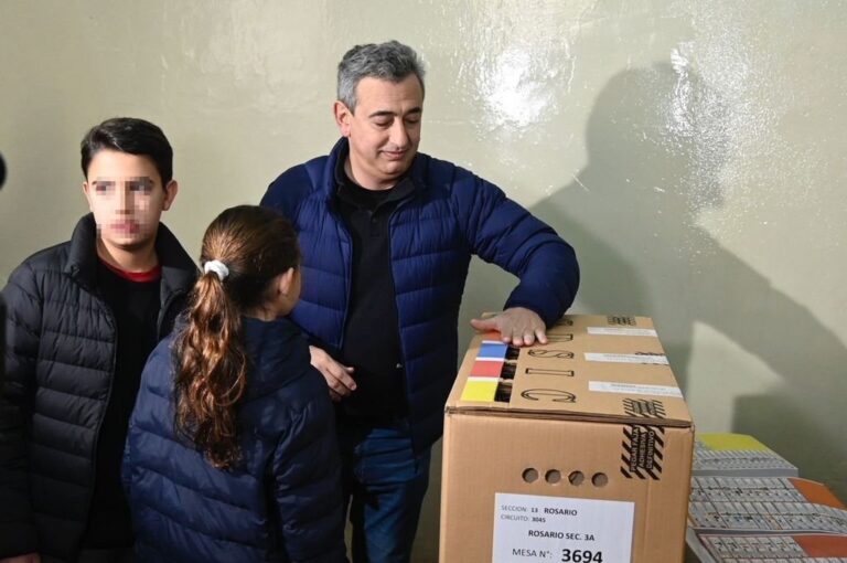 Casi a la medianoche del domingo y con el 25% de las mesas escrutadas