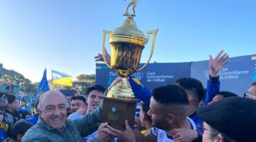 El presidente de la LCF entregó la copa al capitán Matías Ramos.