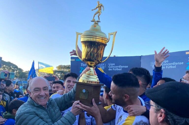 El presidente de la LCF entregó la copa al capitán Matías Ramos.