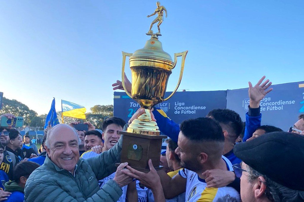 El presidente de la LCF entregó la copa al capitán Matías Ramos.