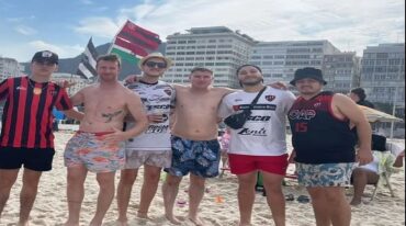 El grupo de hinchas de Patrón que ya recorren playas con la Rojinegra.