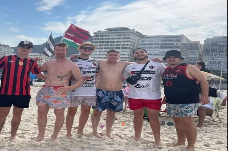 El grupo de hinchas de Patrón que ya recorren playas con la Rojinegra.