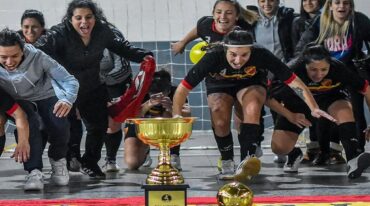 Las jugadoras de Español se zambullen frente al trofeo.  PRENSA APFS