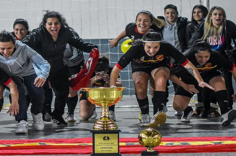 Las jugadoras de Español se zambullen frente al trofeo.  PRENSA APFS