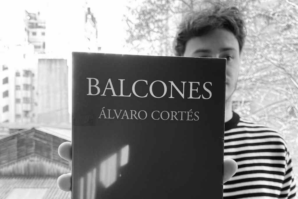 Álvaro Cortés y su libro Balcones. Gentileza.