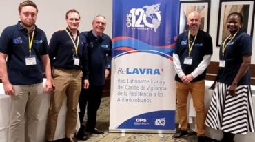 Los aportes del equipo de la Dirección de Bioquímica han sido fundamentales para evaluar los logros y detectar oportunidades de mejora en la Vigilancia de la Resistencia a los Antimicrobianos en la región. Además