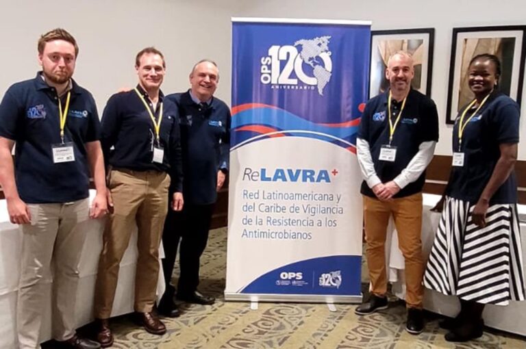Los aportes del equipo de la Dirección de Bioquímica han sido fundamentales para evaluar los logros y detectar oportunidades de mejora en la Vigilancia de la Resistencia a los Antimicrobianos en la región. Además