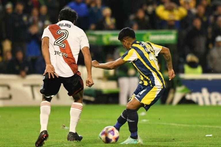 Luciano Ferreyra remata para el tercer gol auriazul. Gentileza: prensa Rosario Central.