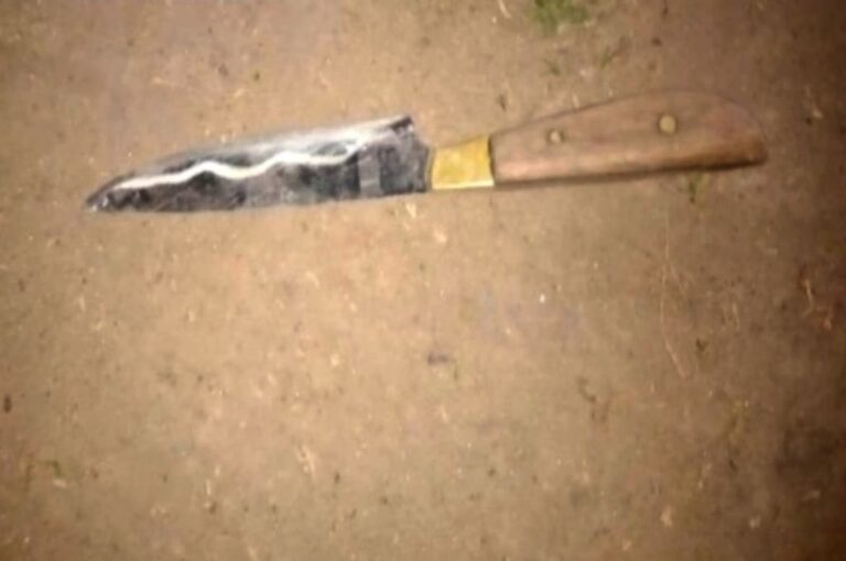 El sujeto fue interceptado y al ser palpado hallaron entre sus prendas un arma blanca.