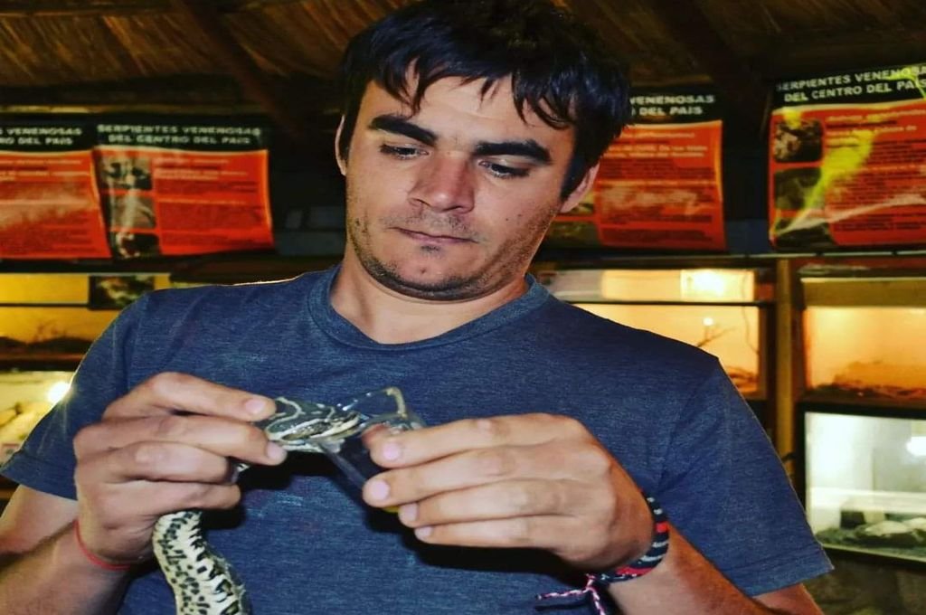 Daniel Hermann es el encargado de crear antídotos de serpientes