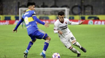 Cristian Ferreira lleva la pelota frente a la marca de Pol Fernández. Gentileza: prensa Newell's Old Boys.
