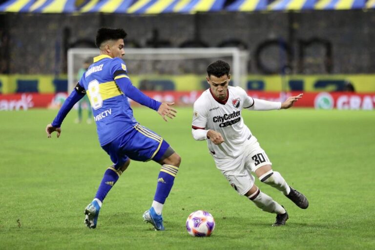 Cristian Ferreira lleva la pelota frente a la marca de Pol Fernández. Gentileza: prensa Newell's Old Boys.