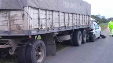 El conductor del coche murió al impactar su auto contra la parte de atrás del camión. Gentileza.