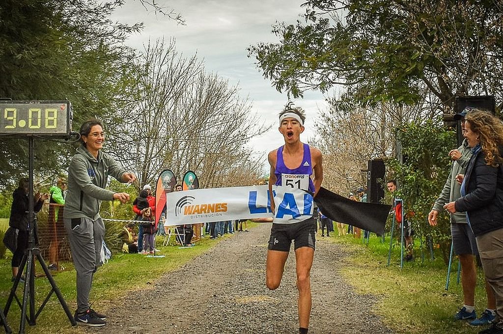 Imanol Quiroz estrenó su título de campeón argentino de Cross Country Sub 20 y lo celebró ganando a plena marcha en su ciudad. Running Time