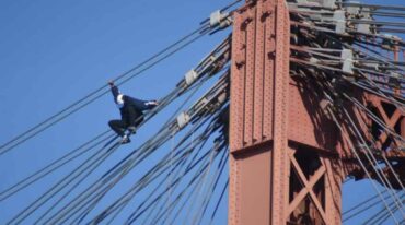 El hombre subió por la torre y comenzó a caminar por los cables. Luis Cetraro.