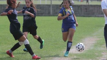 El fútbol femenino se populariza y no abundan los botines para las chicas. Archivo/Luis Cetraro.