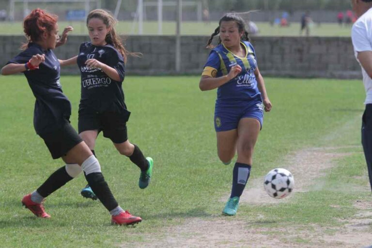 El fútbol femenino se populariza y no abundan los botines para las chicas. Archivo/Luis Cetraro.