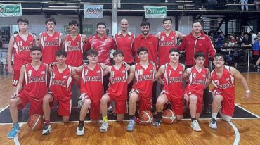 Plantel campeón de la APB que festejó en Colón.