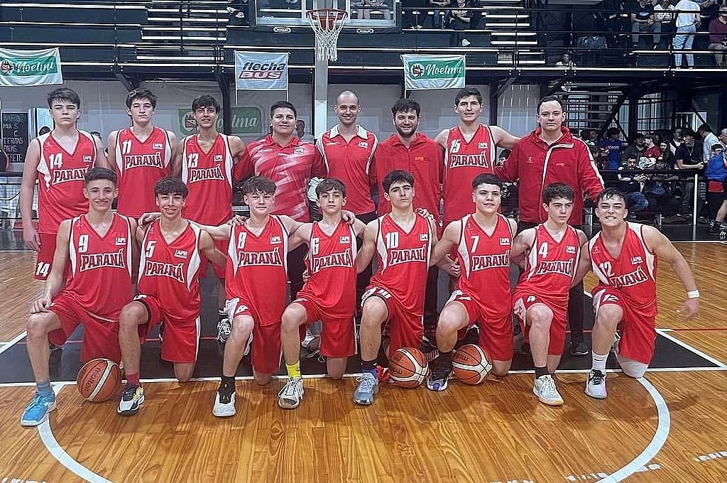 Plantel campeón de la APB que festejó en Colón.