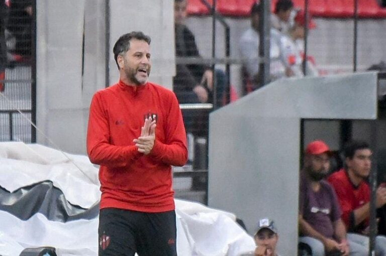 El entrenador de Patronato dejará de lado la línea de cinco y conformaría un equipo ofensivo para visitar al Gaucho. La delegación parte está madrugada a Santiago del Estero.