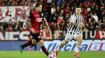 Armando Méndez lleva la pelota perseguido por Rodrigo Garro. Gentileza: prensa Newell's Old Boys.