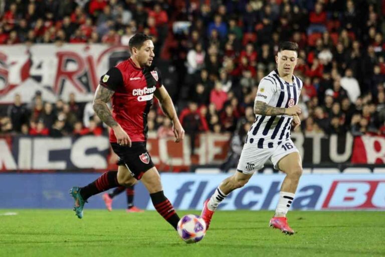 Armando Méndez lleva la pelota perseguido por Rodrigo Garro. Gentileza: prensa Newell's Old Boys.