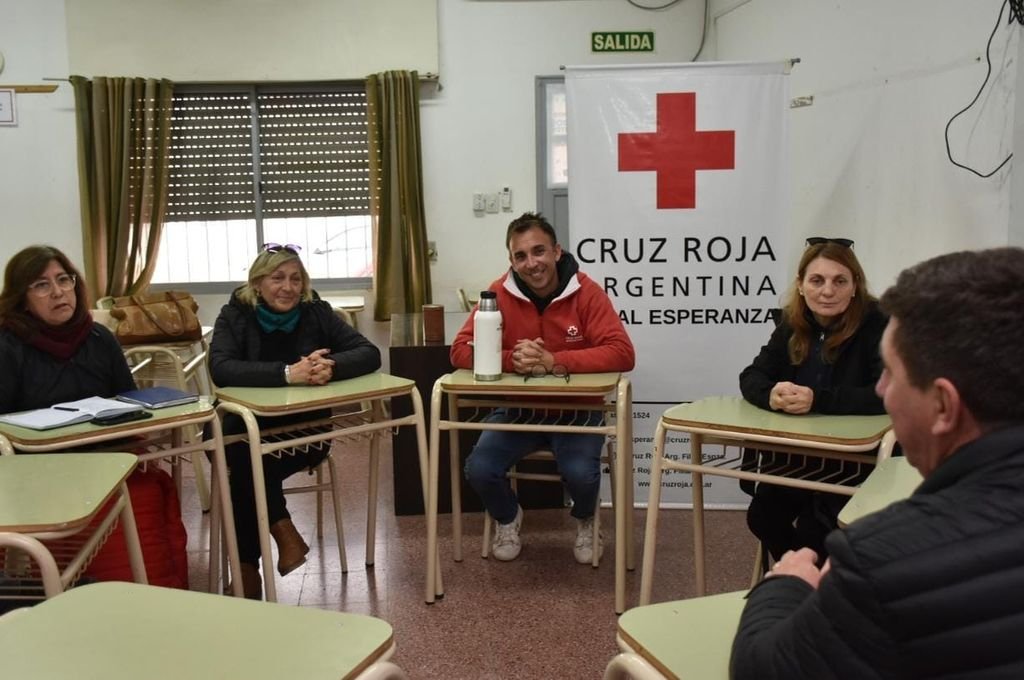 'La incorporación de cargos para el ISPI 9195 Instituto Superior y la obra de la ampliación edilicia fueron los temas que desarrollamos en un nuevo encuentro con quienes forman parte de la Cruz Roja Argentina Filial Esperanza' compartió el Senador Pirola desde Instagram Gentileza