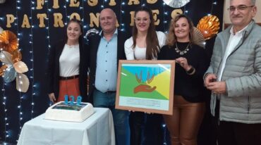 Durante la jornada el senador provincial transmitió sus deseos de seguir participando de las patronales de la localidad y expresó su compromiso de seguir acompañando a las instituciones de Colonia Castellanos en un momento especial desde una obra tan esperada como es la repavimentación de la ruta 70 que se encuentra en un alto grado de avance. Gentileza