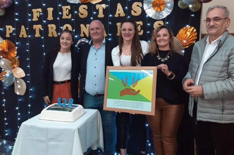 Durante la jornada el senador provincial transmitió sus deseos de seguir participando de las patronales de la localidad y expresó su compromiso de seguir acompañando a las instituciones de Colonia Castellanos en un momento especial desde una obra tan esperada como es la repavimentación de la ruta 70 que se encuentra en un alto grado de avance. Gentileza