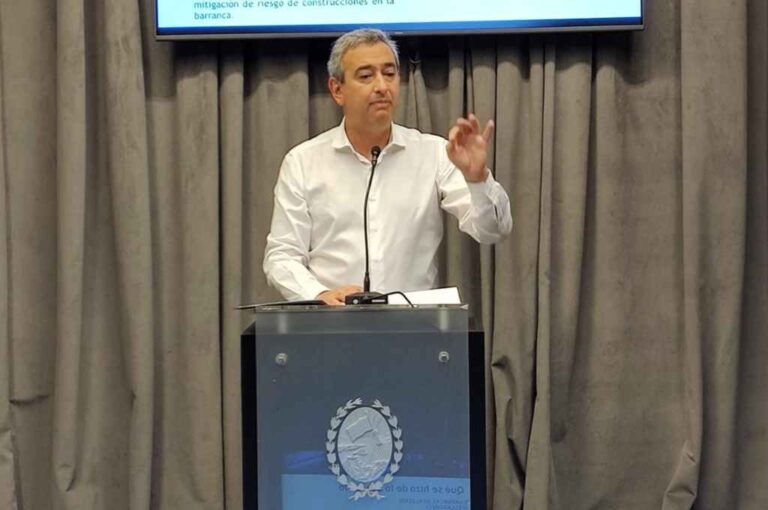 El intendente Javkin estuvo en la presentación de la feria del libro. Archivo.